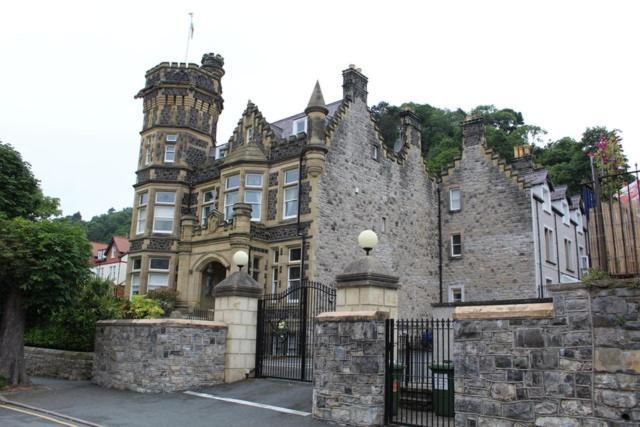Bodlondeb Castle Bed & Breakfast { Central Llandudno} Exterior photo