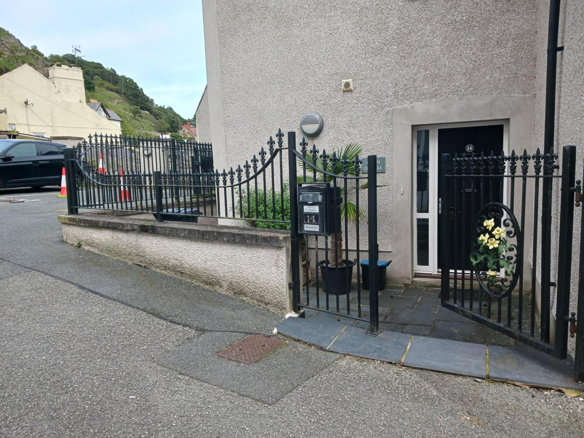 Bodlondeb Castle Bed & Breakfast { Central Llandudno} Exterior photo